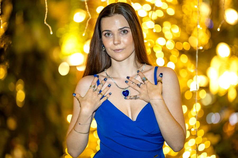 Beauty portré — ékszer, ünnepi fények &mdash; Great Tide fotó portfólió