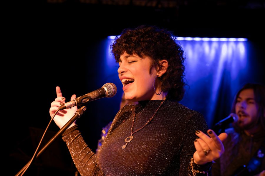 Énekes portré — élő színpadon &mdash; Great Tide fotó portfólió